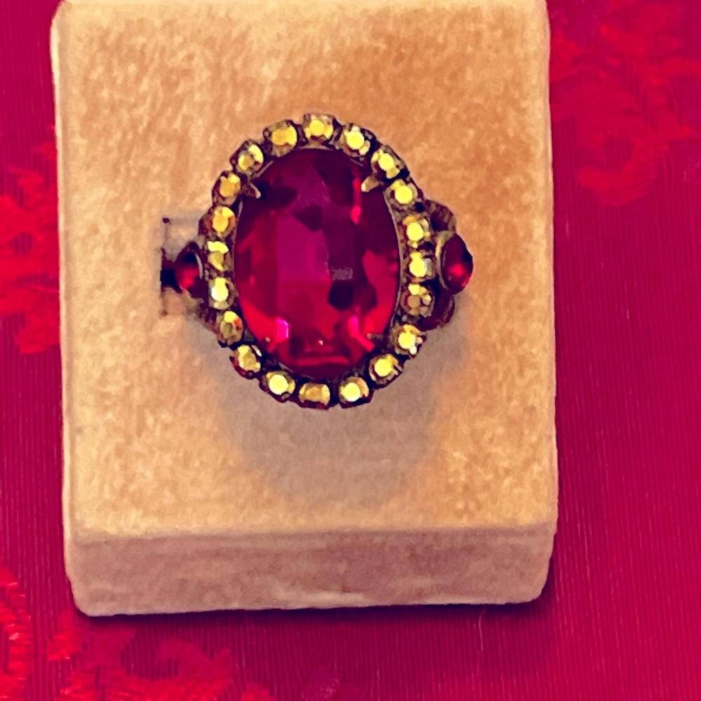 Beautiful Sorrelli Ruby red and gold adjustable oval ring